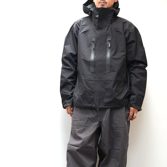 【and wander】アンドワンダー men's 2.5L hiker rain jacket "Black"