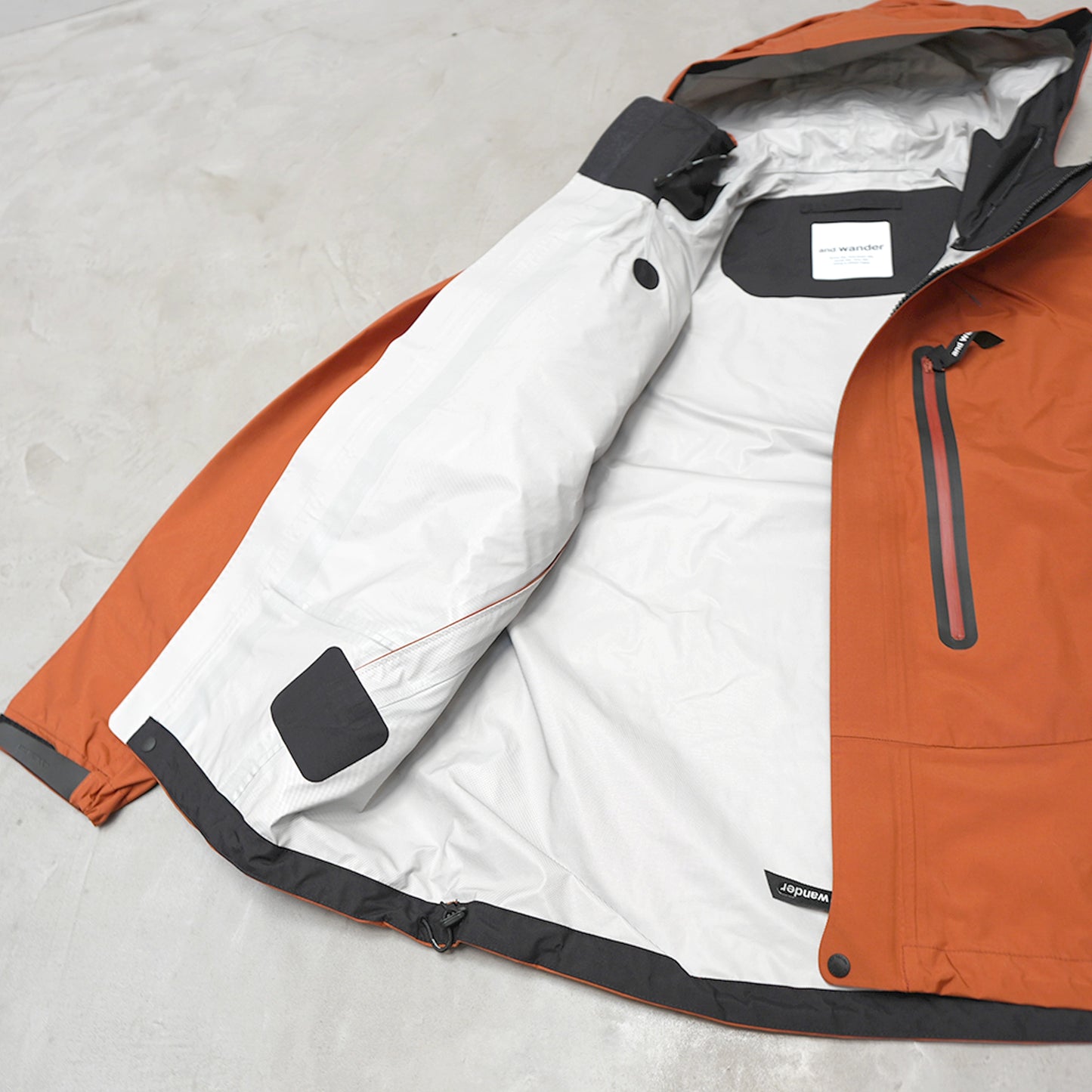 【and wander】アンドワンダー women's 2.5L hiker rain jacket "2Color"