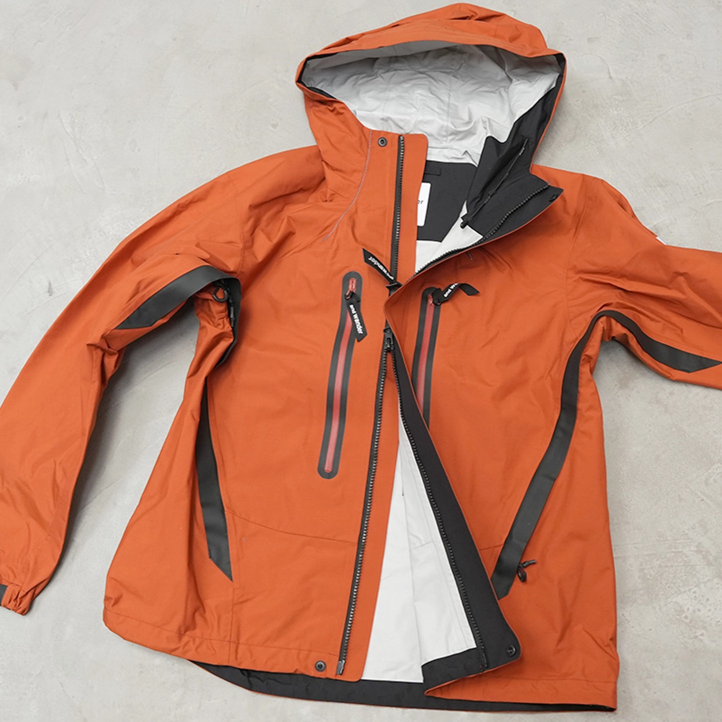 【and wander】アンドワンダー women's 2.5L hiker rain jacket "2Color"