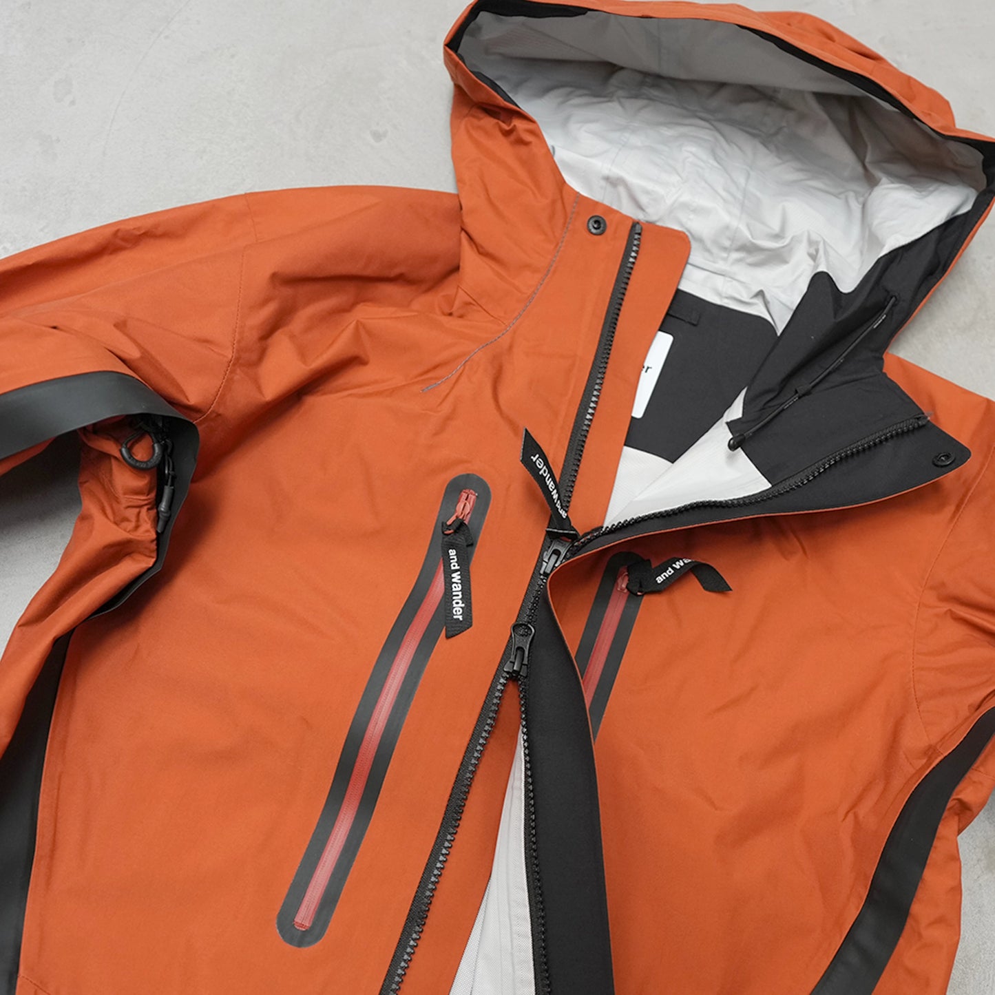 【and wander】アンドワンダー women's 2.5L hiker rain jacket "2Color"
