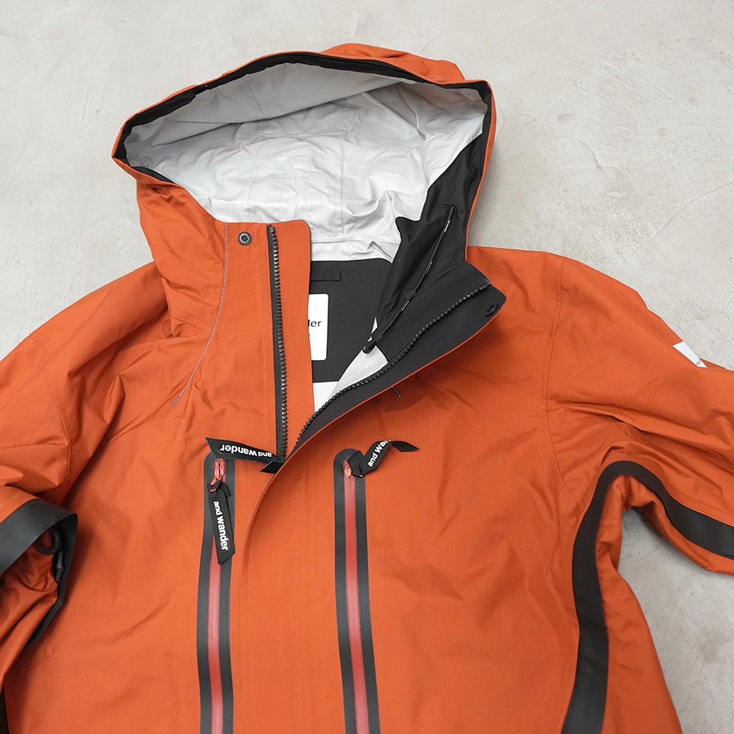 【and wander】アンドワンダー women's 2.5L hiker rain jacket "2Color"