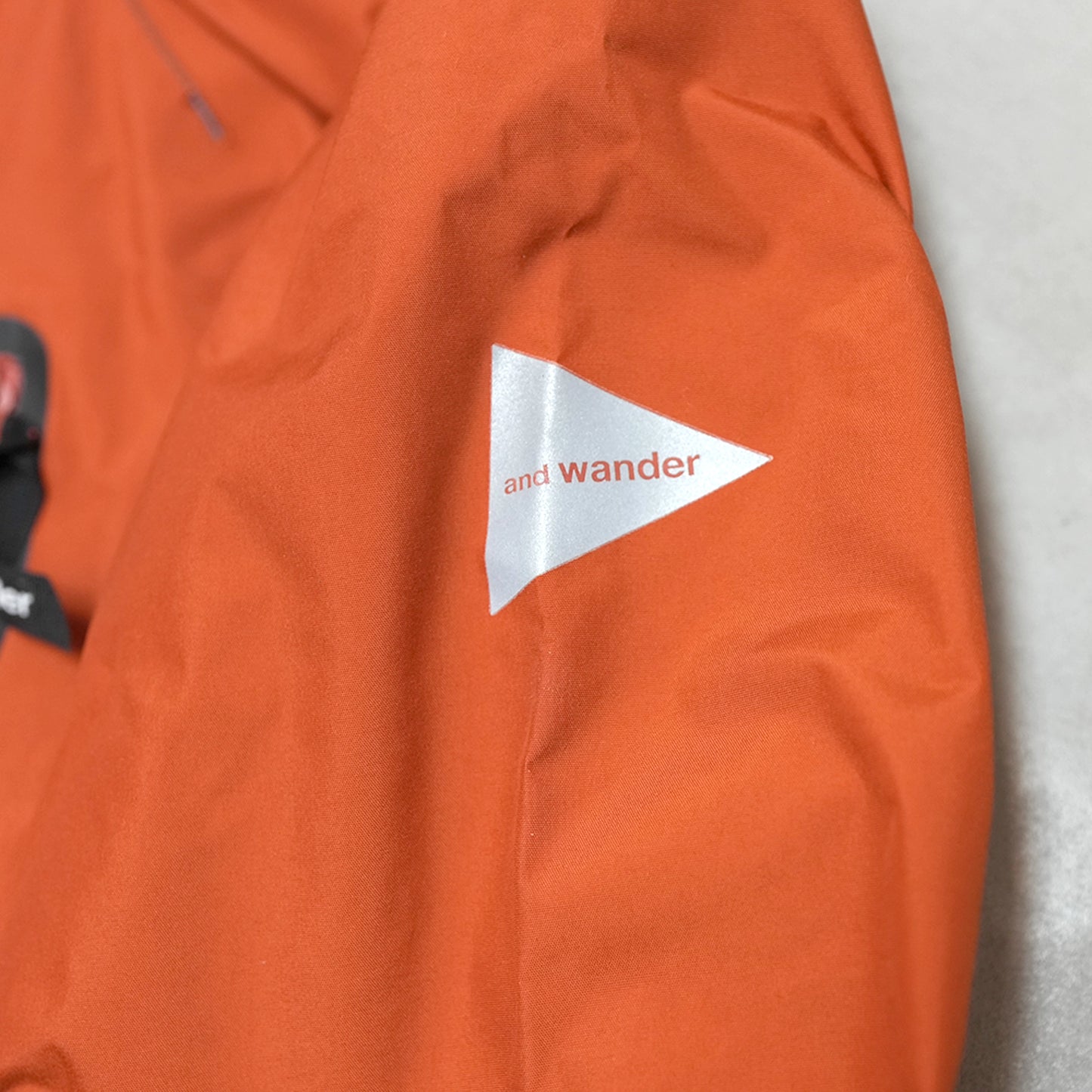 【and wander】アンドワンダー women's 2.5L hiker rain jacket "2Color"