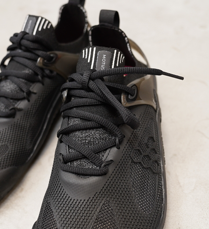 【VIVOBAREFOOT】ビボベアフット men's Motus Strength "Obsidian"