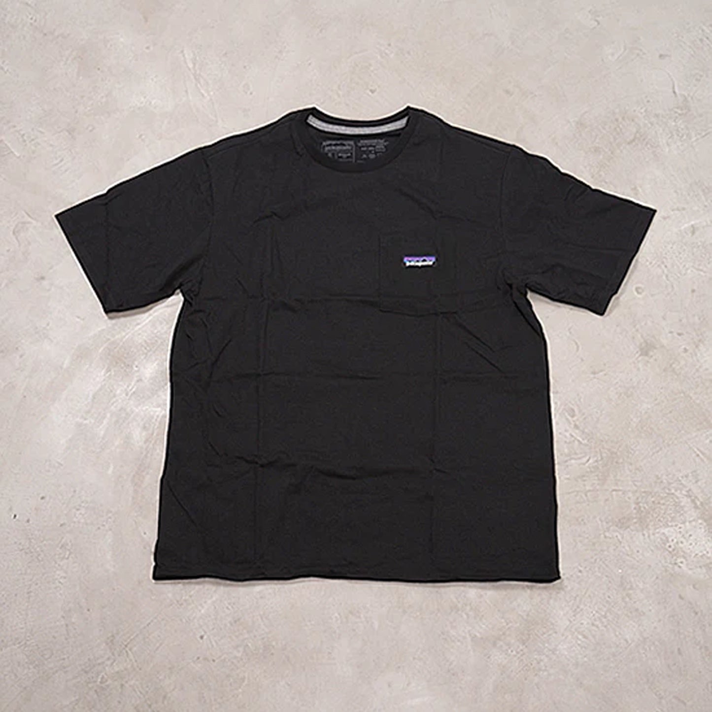 【patagonia】パタゴニア men's P-6 Label Pocket Responsibili-Tee "Black" ※ネコポス可