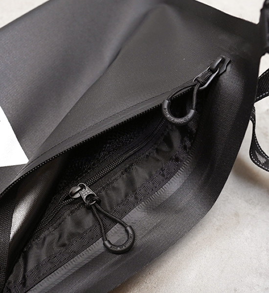 【and wander】アンドワンダー waterproof sacoche "Black"