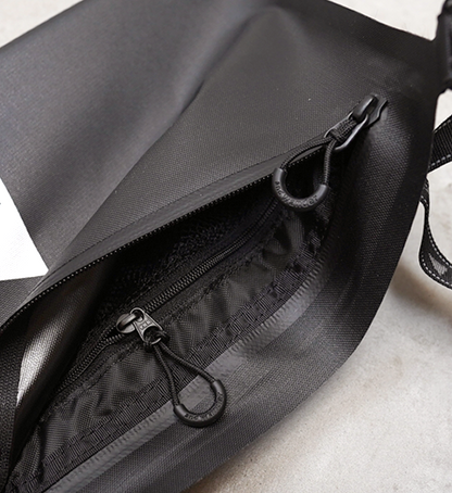 【and wander】アンドワンダー waterproof sacoche "Black"