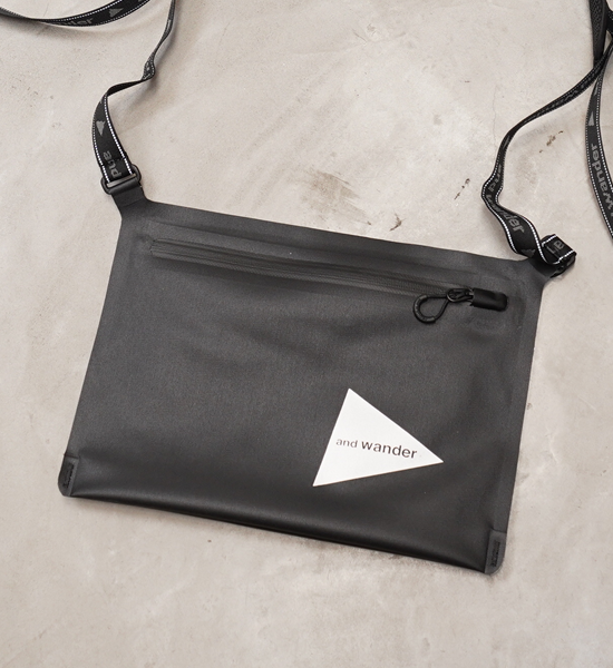 【and wander】アンドワンダー waterproof sacoche "Black"