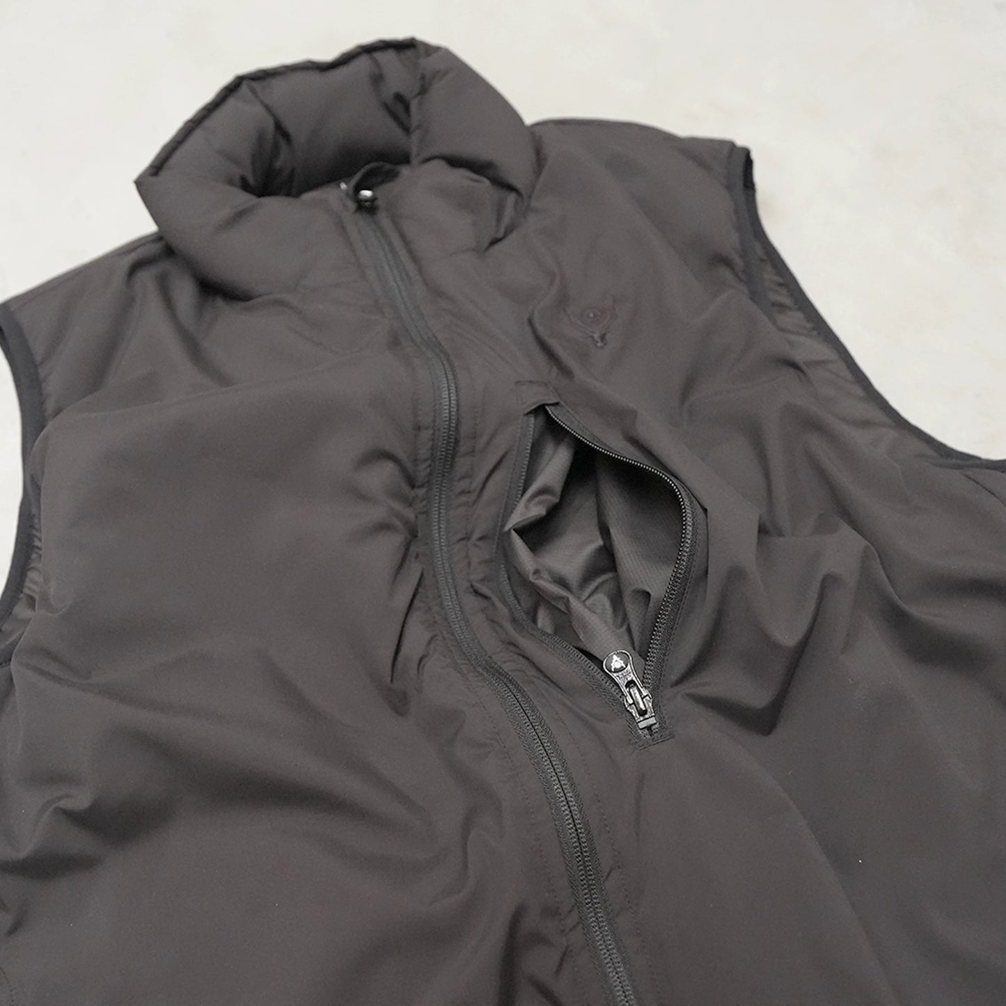 【South2 West8】サウスツーウエストエイト men's Insulator Vest-Poly Peach Skin "Black"