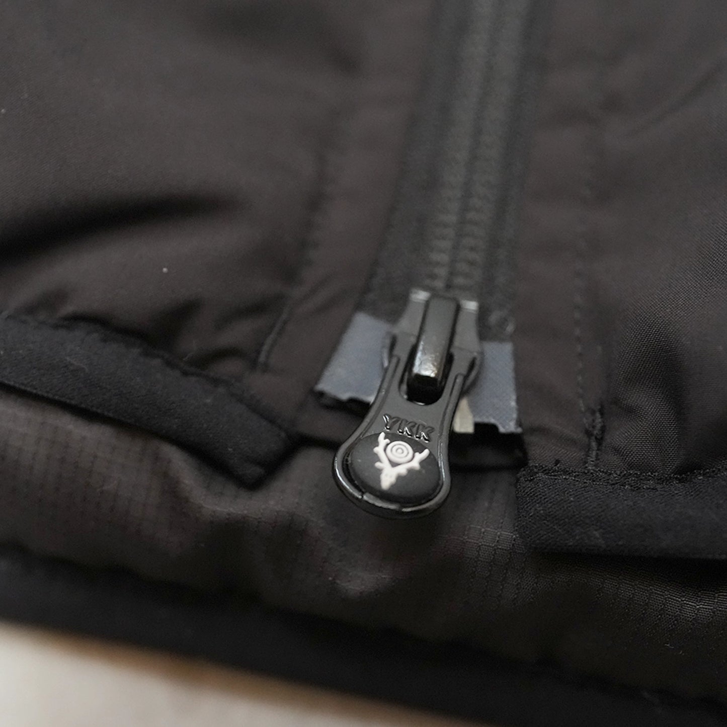 【South2 West8】サウスツーウエストエイト men's Insulator Vest-Poly Peach Skin "Black"