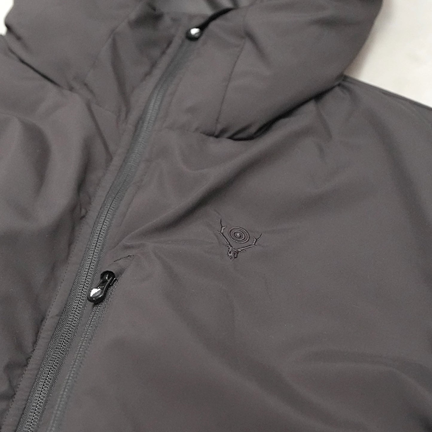 【South2 West8】サウスツーウエストエイト men's Insulator Zipped Parka-Peach Skin "Black"