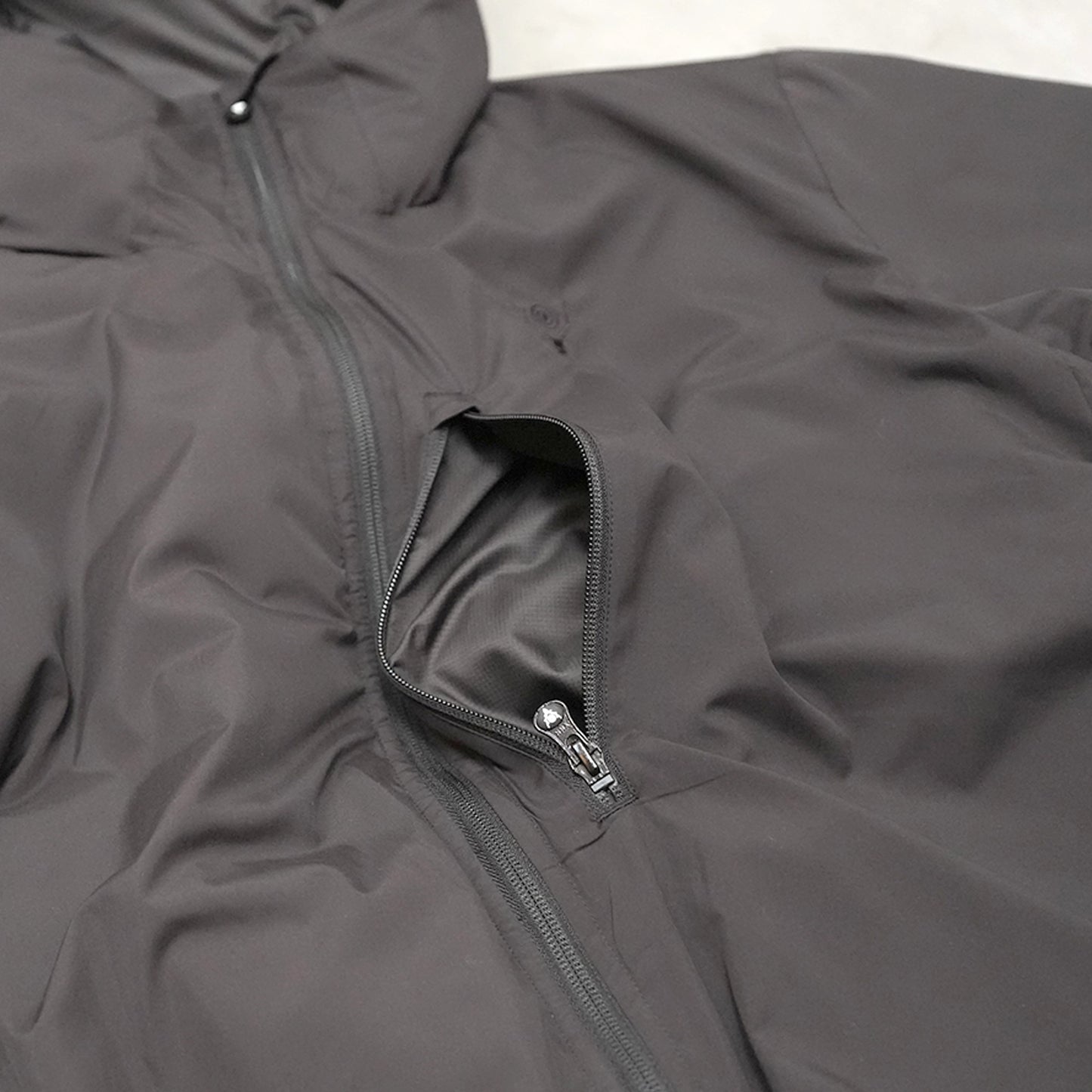 【South2 West8】サウスツーウエストエイト men's Insulator Zipped Parka-Peach Skin "Black"