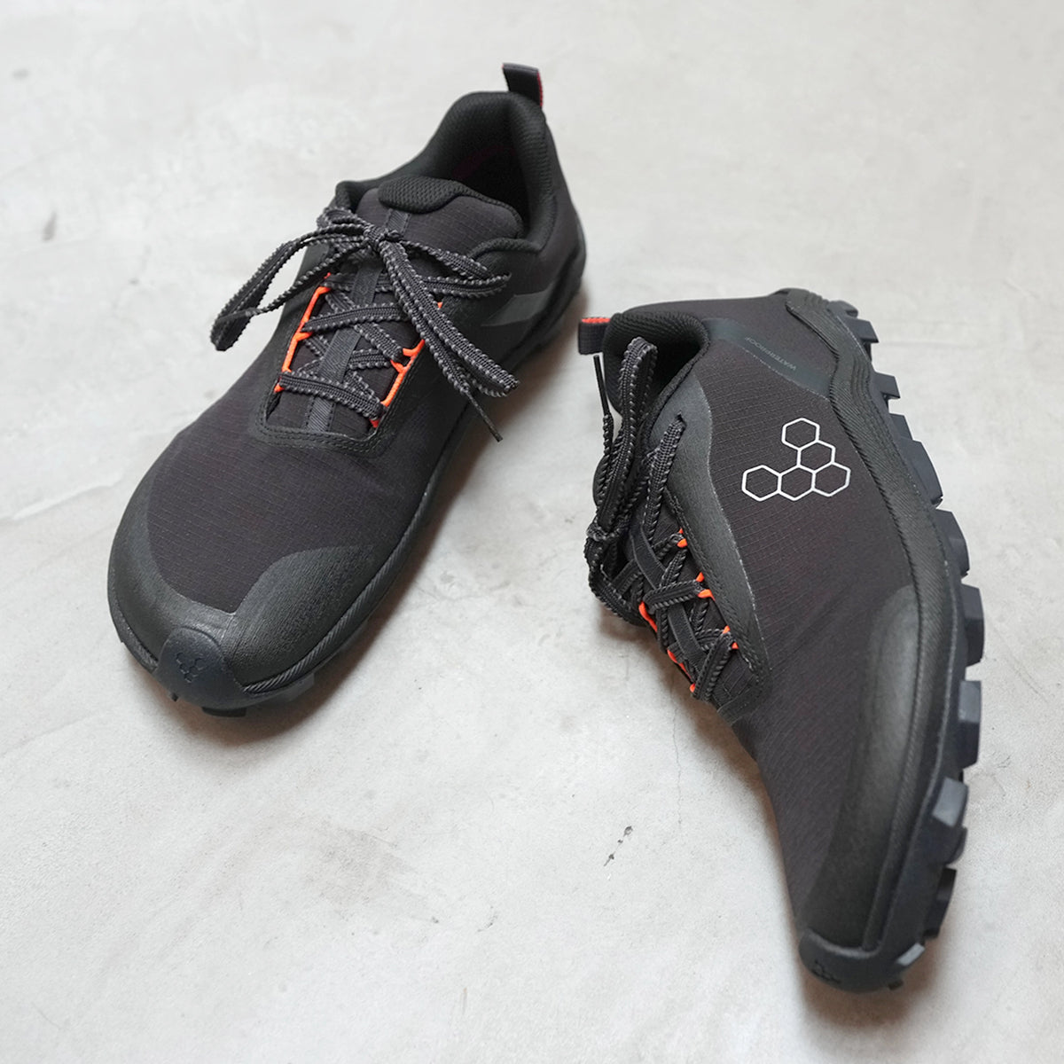 【VIVOBAREFOOT】ヴィヴォ ベアフット women's Primus Trail Flow Waterproof "Eclipse×Molten Lava"