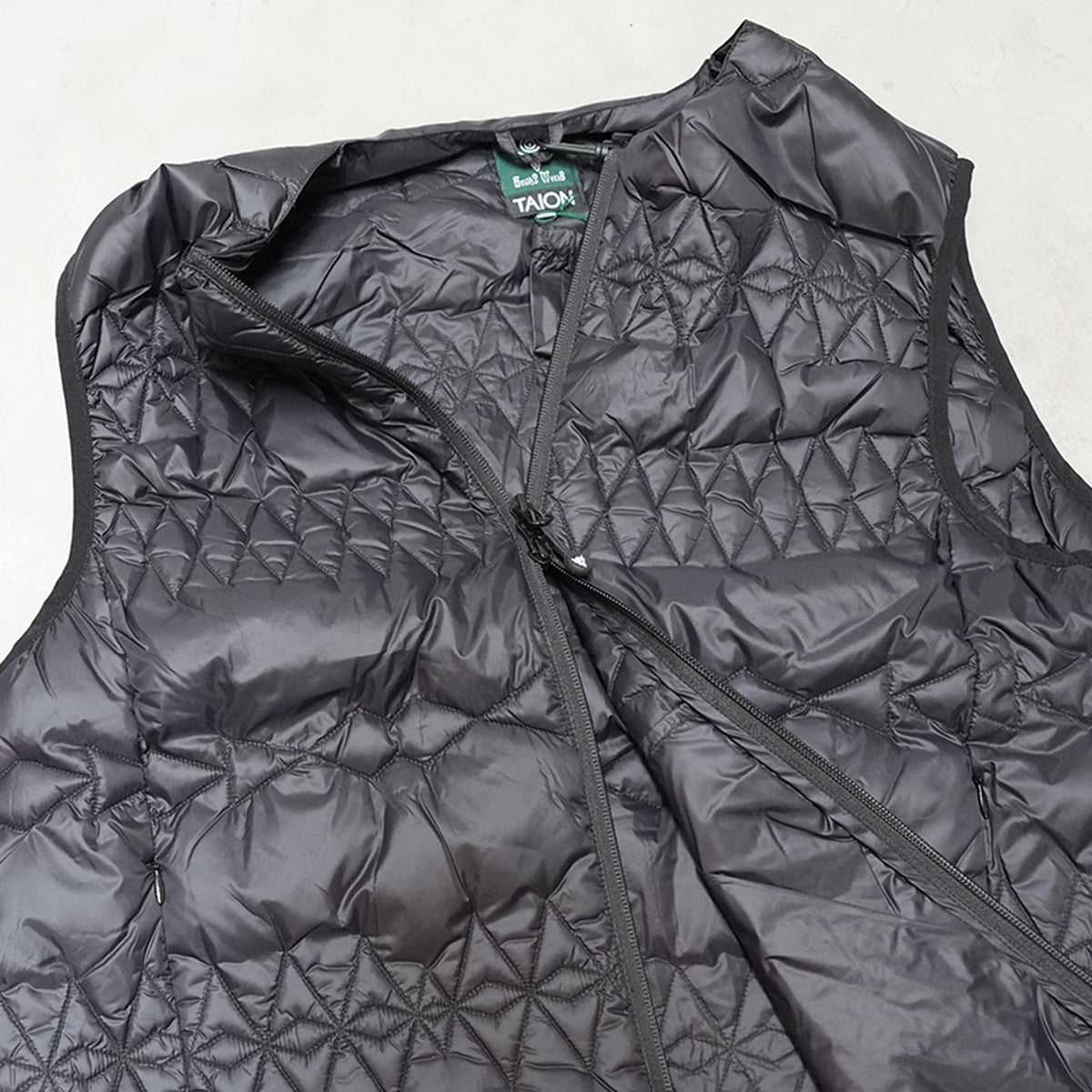 【South2 West8】サウスツーウエストエイト men's 〈SOUTH2 WEST8〉x〈TAION〉 Inner Down Vest "Black"