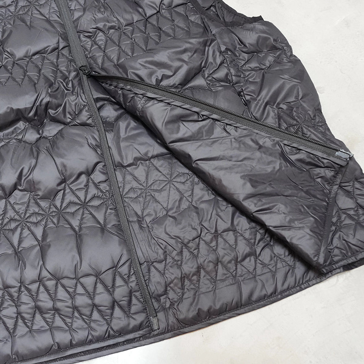 【South2 West8】サウスツーウエストエイト men's 〈SOUTH2 WEST8〉x〈TAION〉 Inner Down Vest "Black"