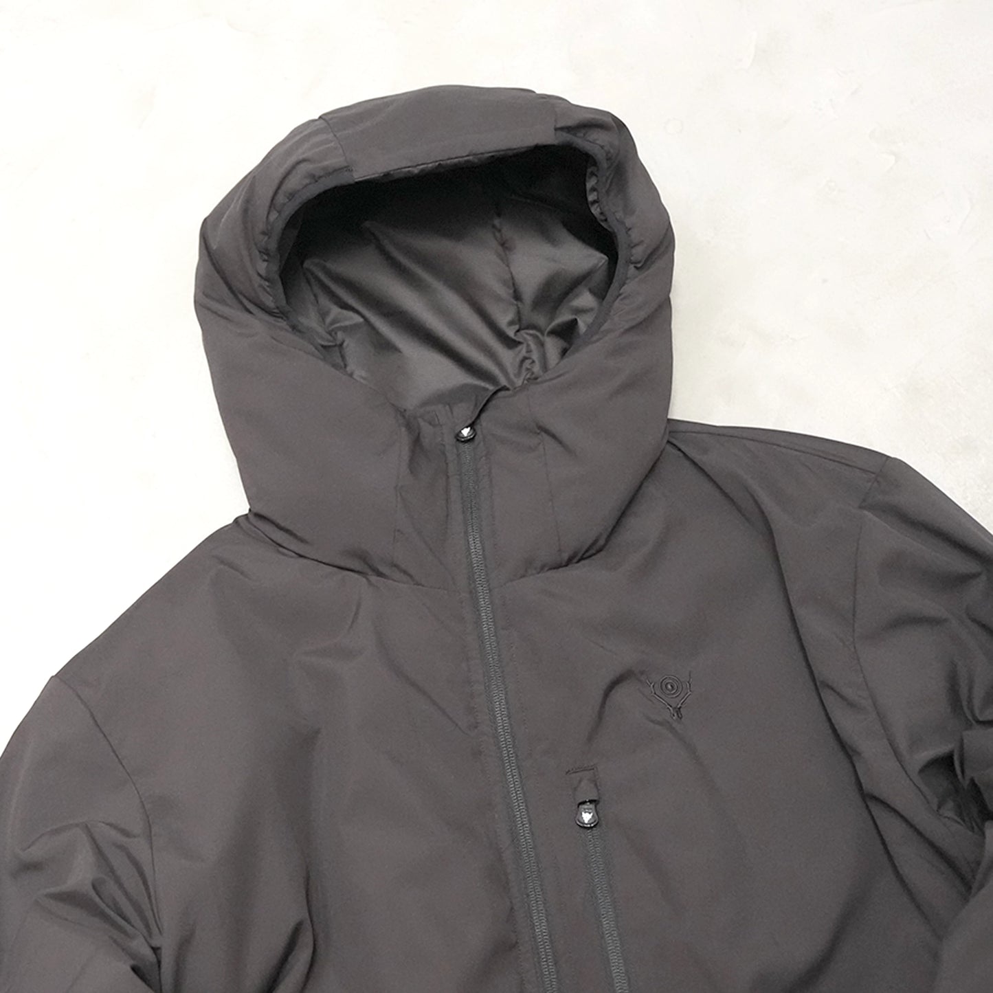 【South2 West8】サウスツーウエストエイト men's Insulator Zipped Parka-Peach Skin "Black"