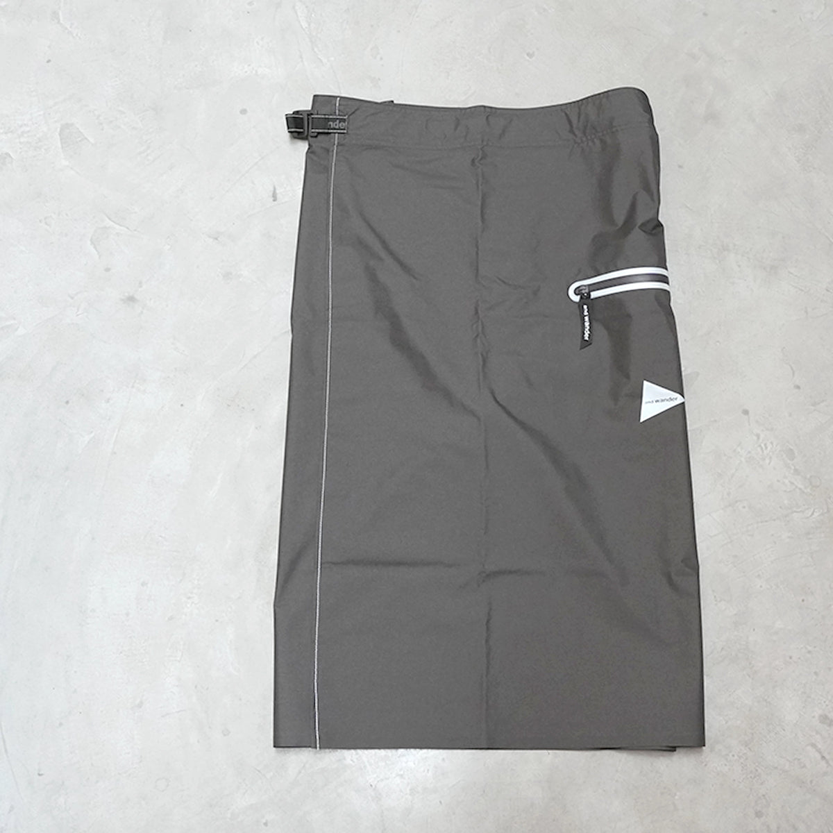 【and wander】アンドワンダー rain wrap skirt "Charcoal"