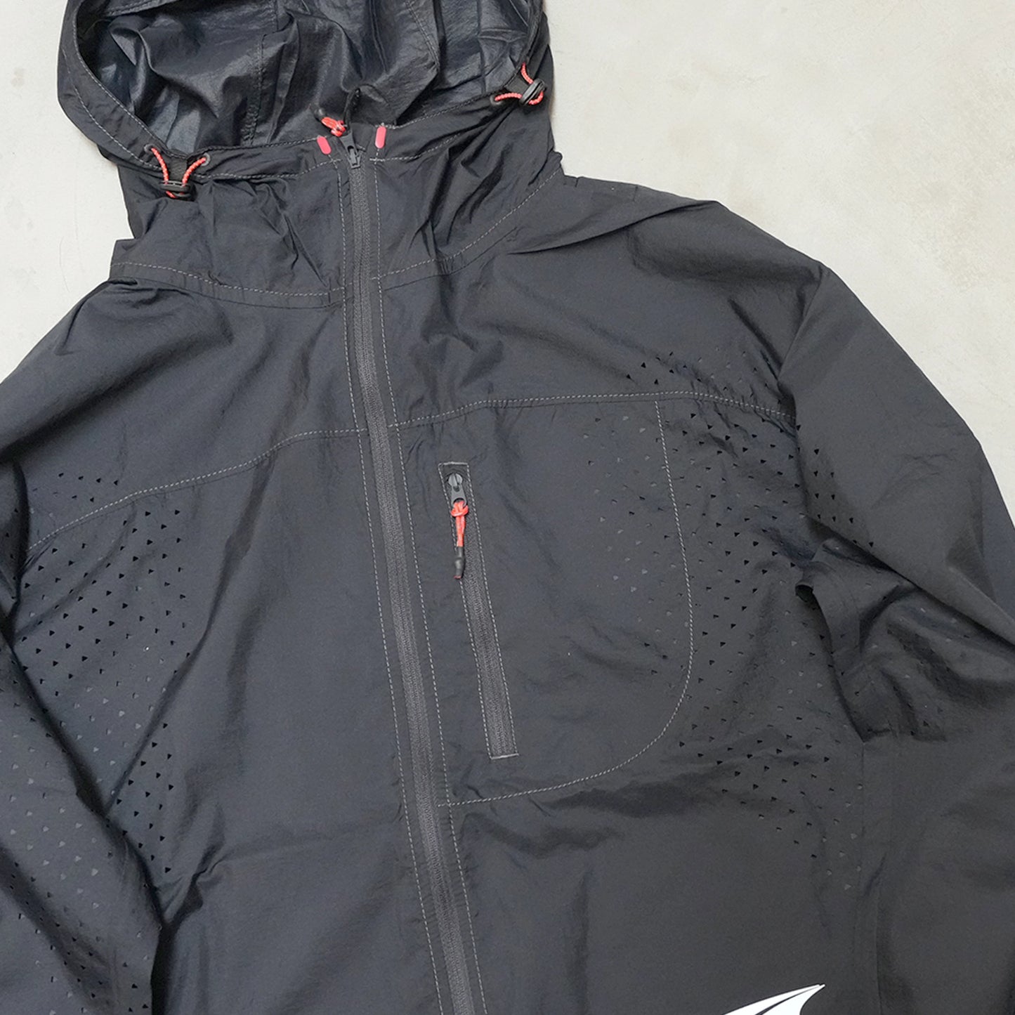 【and wander】アンドワンダー Altra × and wander ventilation wind jacket "2Color"